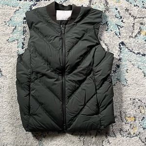 Athleta puffer vest S